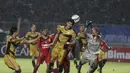 Proses terjadinya gol dari Mitra Kukar yang dicetak Rizky Pellu ke gawang Semen Padang pada laga final Piala Jenderal Sudirman. Gol dari Pellu ini menjadi penyeimbang keadaan. (Bola.com/Vitalis Yogi Trisna)
