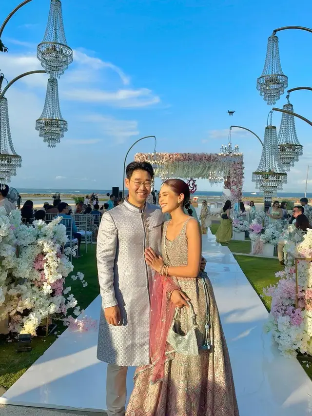 Gaya Serasi Maudy Ayunda dan Jesse Choi Jadi Pasangan India Saat Kondangan