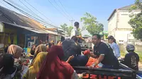 Mantan Wali Kota Tangerang, Arief R. Wismansyah, membagikan beras kepada masyarakat dengan cara berkeliling masuk keluar kampung. (Liputan6.com/Pramita Tristiawati).