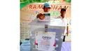 Usai menggunakan hak politiknya, seorang warga Pancoran Mas Kota Depok, Jawa Barat, memasukkan surat suara ke dalam kotak suara untuk DPRD Kab/Kota, Minggu (13/4/2014). (Liputan6.com/Miftahul Hayat)