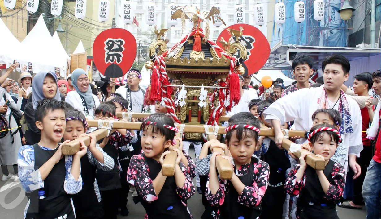 Sejumlah anak mengikuti Festival Jakarta Little Tokyo di Kawasan Blok M, Jakarta, Sabtu (13/5). Ennichisai sendiri merupakan acara yang akan menampilkan gabungan kebudayaan Jepang dan Betawi. (Liputan6.com/Angga Yuniar)