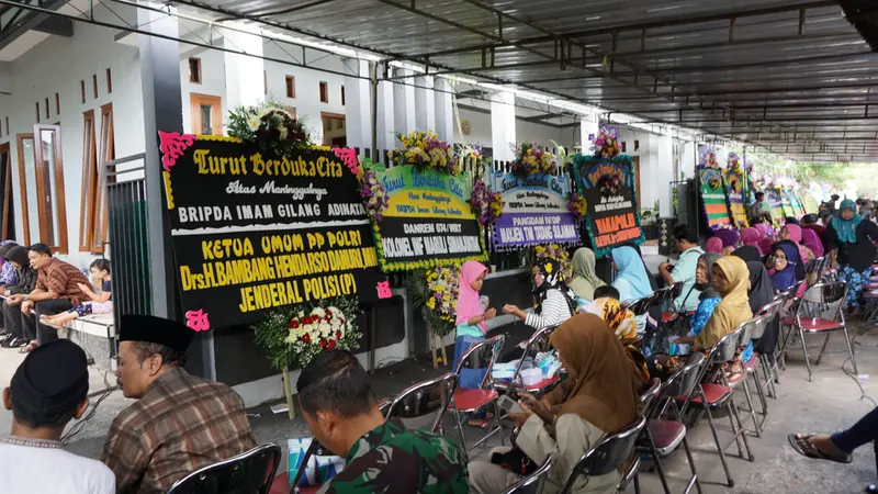 Pelayat Padati Rumah Duka Bripda Gilang di Klaten