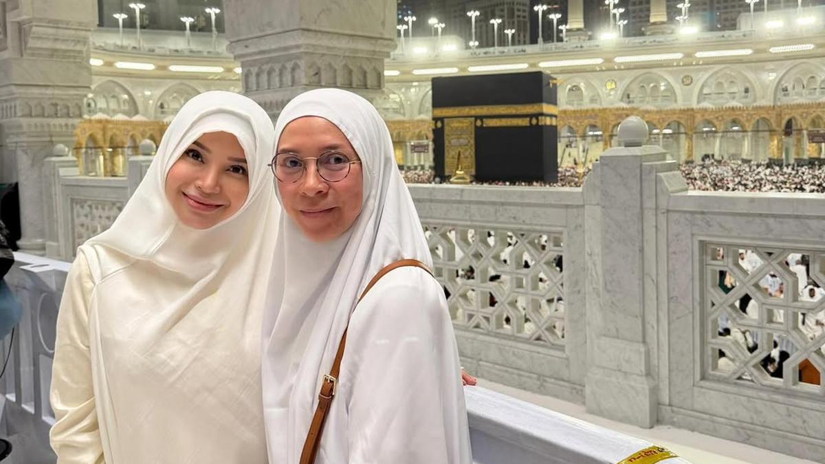 Gaya Kompak Rossa dan Melly Goeslaw Umrah Bareng, Sekalian Rayakan Ulang Tahun di Tanah Suci