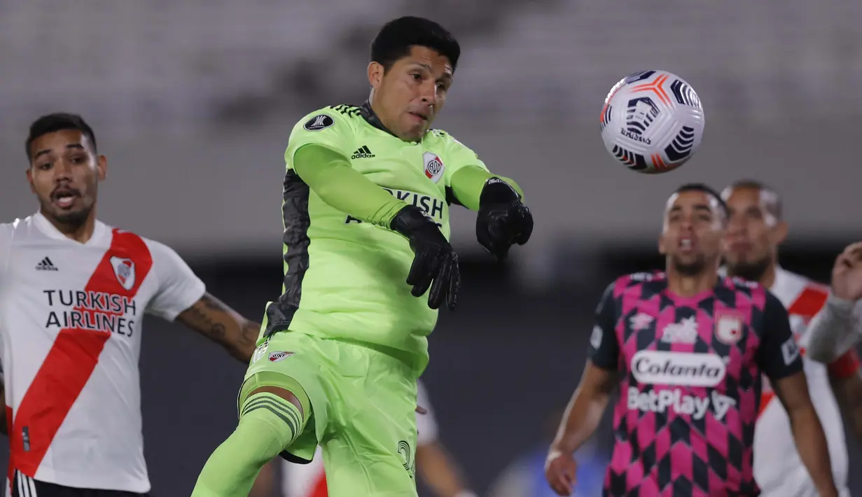 River sebenarnya sudah mencoba mengajukan permintaan ke CONMEBOL untuk memasukkan kiper akademi ke dalam skuad. Namun, permintaan itu ditolak dan tidak ada opsi selain menunjuk Enzo Perez, sang gelandang. (Foto: AFP/Pool/Juan Ignacio Roncoroni)