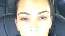 Lewat akun snapchatnya, Kim membagikan wajahnya tanpa riasan makeup. (snapchat/Bintang.com)