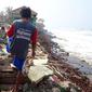 Gelombang tinggi yang menerjang daratan pesisir Kebumen menyebabkan puluhan infrastruktur pendukung wisata rusak dan menyebabkan abrasi. (Foto: Liputan6.com/BPBD Kebumen/Muhamad Ridlo)