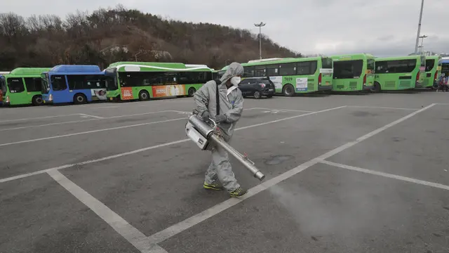 Virus COVID-19 Makin Melonjak di Korsel, Tempat Parkir Bus Disemprot Disinfektan