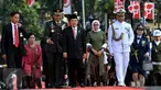 Wapres Jusuf Kalla bersama Mufidah Jusuf Kalla menghadiri upacara peringatan Hari Pahlawan di Taman Makam Pahlawan Kalibata, Jakarta, Selasa (10/11). Upacara peringatan Hari Pahlawan tersebut rutin dilakukan setiap 10 November. (Liputan6.com/Johan Tallo)