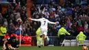 Striker Real Madrid, Cristiano Ronaldo, merayakan gol kedua yang dicetaknya ke gawang Sporting Gijon pada laga La Liga di Stadion Santiago Bernabeu, Sabtu (26/11/2016). (Reuters/Susana Vera)