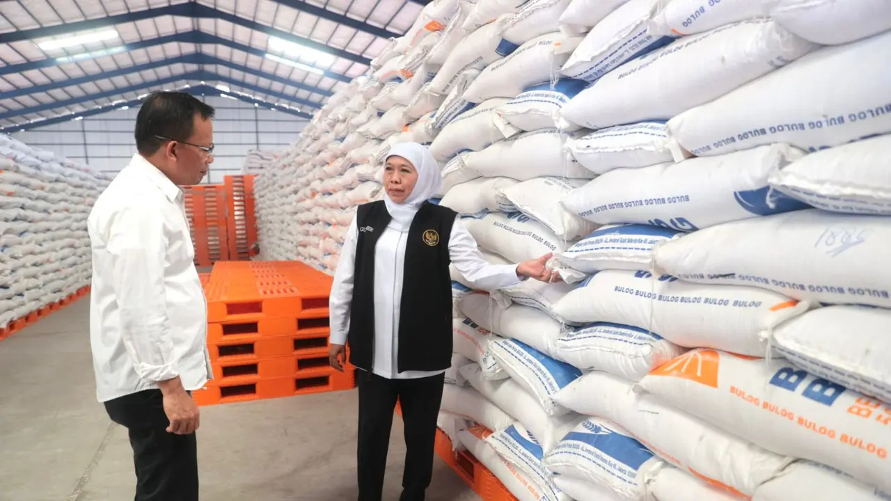 Khofifah saat meninjau gudang Bulog di Sidoarjo. (Istimewa)