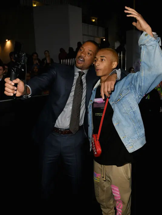 Aktor Will Smith dan putranya Jaden Smith berselfie saat menghadiri Premiere's Netflix's "Bright" di Regency Village Theatre di Westwood, California (13/12). (AFP Photo/Kevin Winter)