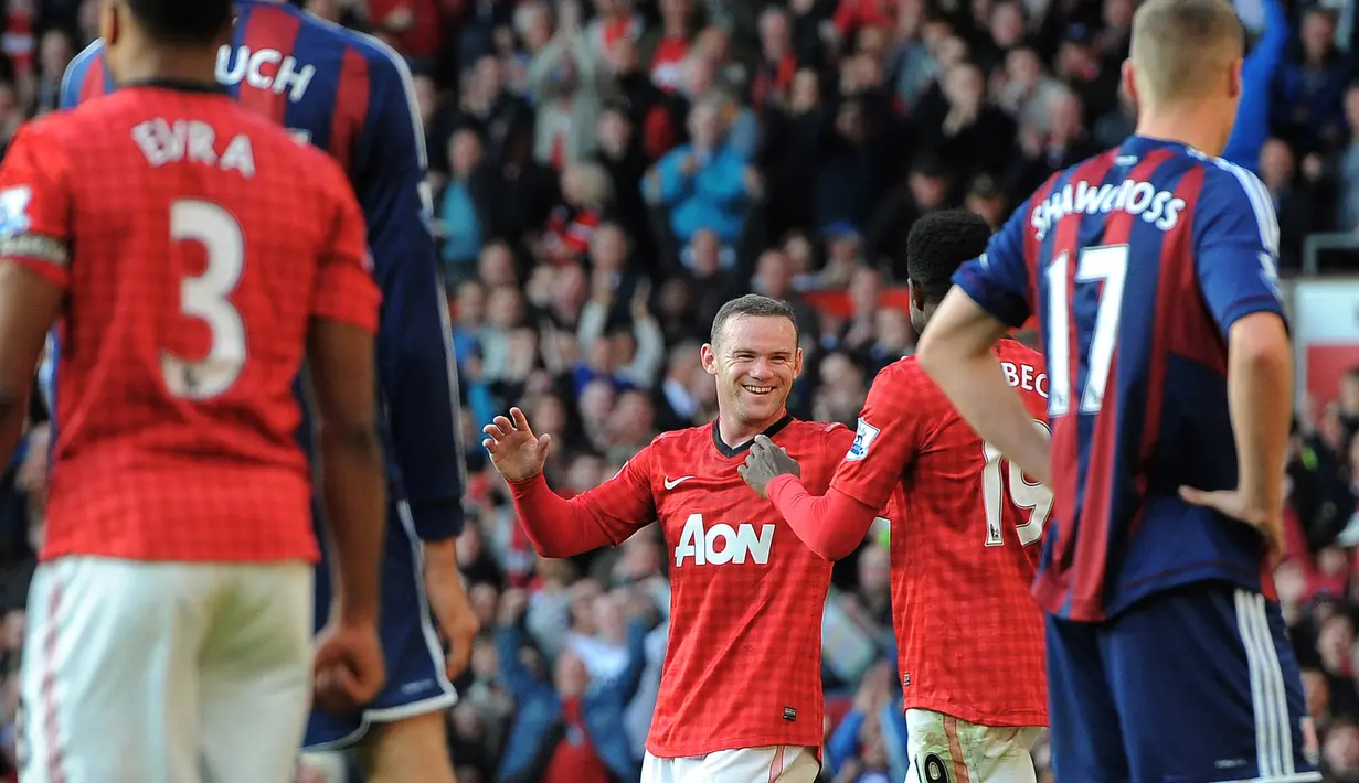 Wayne Rooney menjadi pusat perhatian ketika MU berhasil mengalahkan Stoke City dengan skor 4-2 di Old Trafford pada 2012.  Dalam pertandingan tersebut Rooney mencetak dua gol pada menit ke-27 dan ke-65. Rooney juga memberikan asisst kepada Danny Welbeck. (AFP/Andrew Yates)