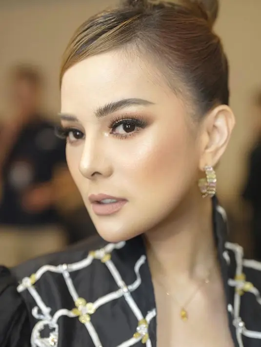 Di usia 36 tahun kini ia terlihat makin cantik dan awet muda. Netizen pun tak berhenti mengagumi penampilannya saat muncul dengan makeup bronze yang menambah kesan mewah dan glamor pada penampilannya. (Liputan6.com/IG/@astridtiar127)