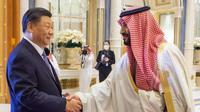Putra Mahkota Saudi dan Perdana Menteri Mohammed bin Salman, kanan, menyapa Presiden China Xi Jinping, selama Gulf Cooperation Council (GCC) Summit (KTT Dewan Kerjasama Teluk), di Riyadh, Arab Saudi. (SPA/AP)