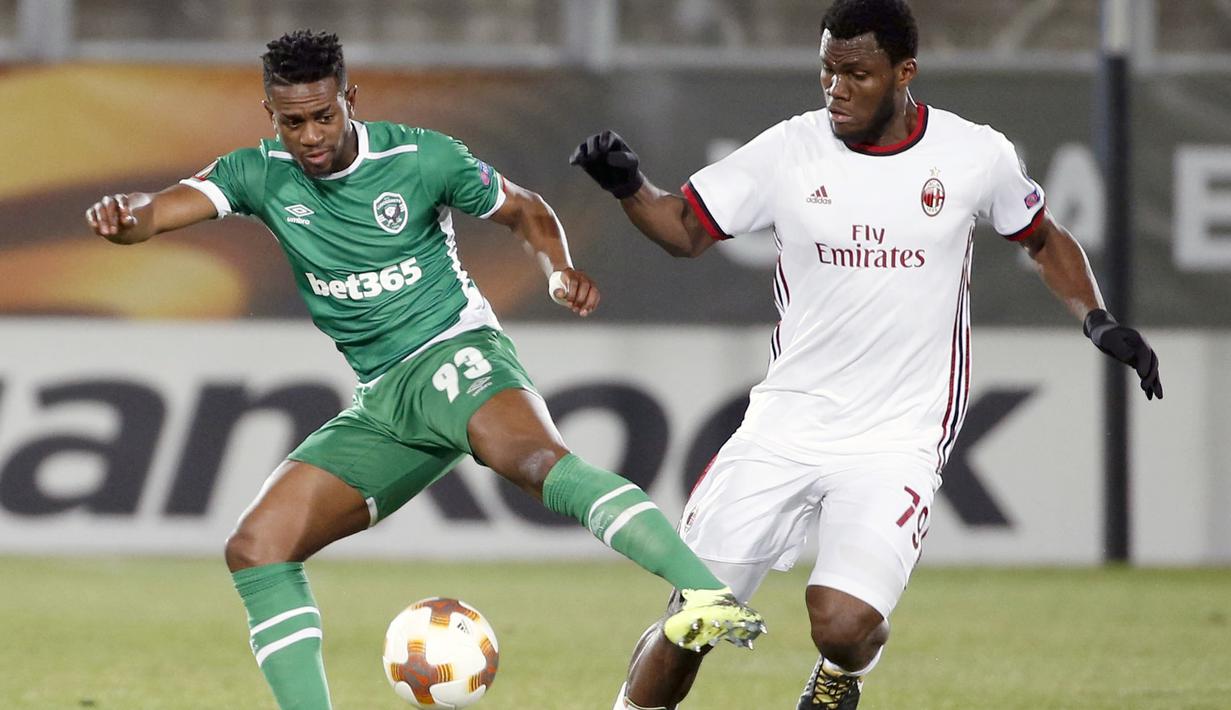 Pemain AC Milans, Frank Kessie (kanan) mencoba merebut bola dari pemain Ludogorets, Virgil Misidjan pada laga 32 besar Liga Europa di Ludogorets Arena, Razgrad, Bulgaria, (15/2/2018). AC milan menang 3-0. (AP Photo)