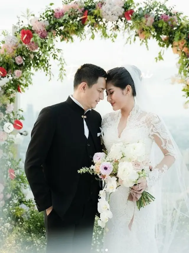 7 Pesona Cica Andjani, Istri Ricky Soebagdja yang Lebih Muda 26 Tahun