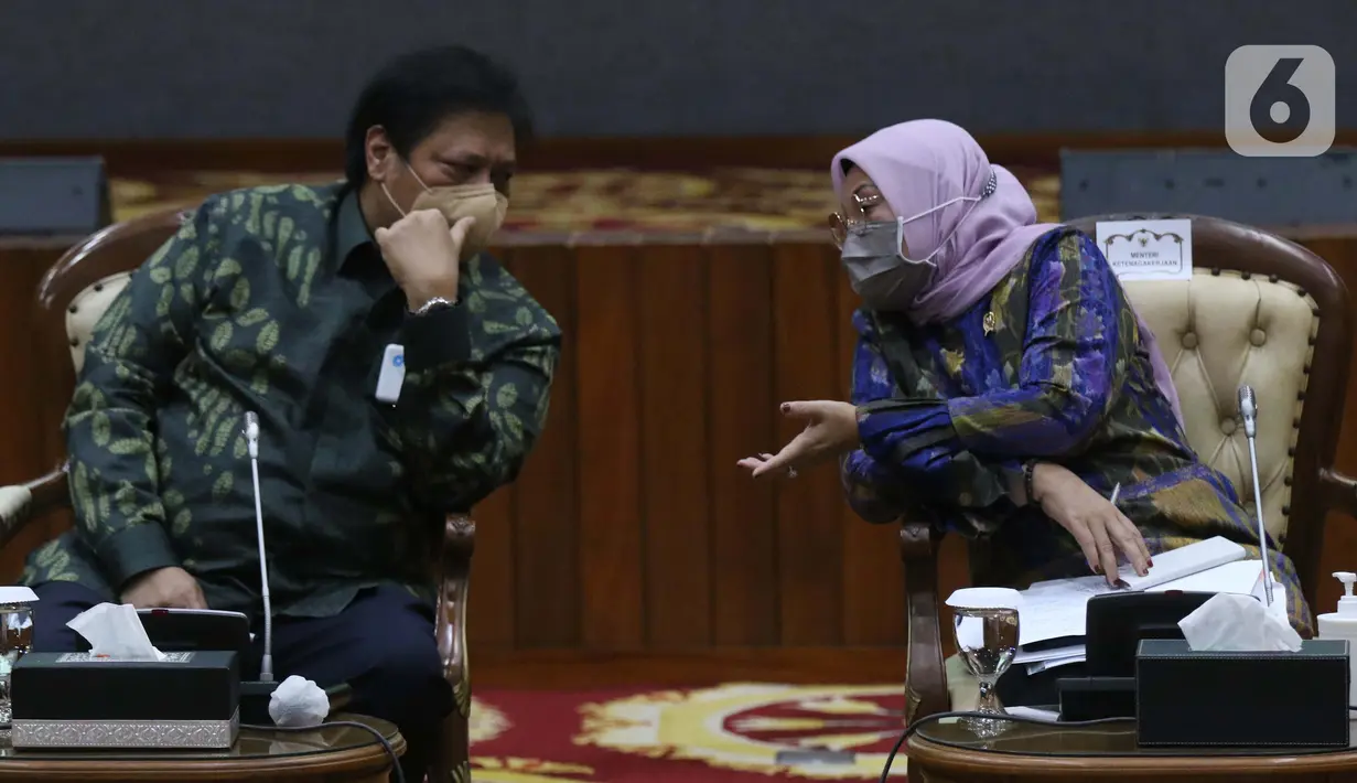 Menko Perekonomian, Airlangga Hartarto (kiri) berbincang bersama Menteri Tenaga Kerja Ida Fauziyah di sela-sela jumpa pers terkait disahkannya UU Omnibus Law Cipta Kerja di Graha Sawala Kemenko Perekonomian, Jakarta, Rabu (7/10/2020). (Liputan6.comHelmi Fithriansyah)