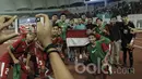 Pemain Timnas Indonesia U-16 foto bersama suporter usai pertandingan melawan Singapura pada laga uji coba di Stadion Wibawa Mukti, Cikarang, Kamis, (8/6/2017). Indonesia menang 4-0. (Bola.com/M Iqbal Ichsan)