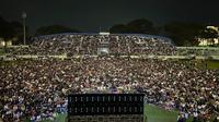 Nonton bareng Timnas Indonesia U-23 melawan Uzbekistan U-23 yang berlangsung di Stadion Gajayana, Malang, Senin (29/4/2024) membludak. (Bola.com/Iwan Setiawan)