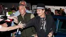 Johnny Depp menyapa penggemarnya sebelum mempresentasikan film terbarunya berjudul The Libertine, di Cinemageddon, Worthy Farm, Somerset selama Festival Glastonbury di Inggris, (22/6). (Photo by Grant Pollard/Invision/AP)