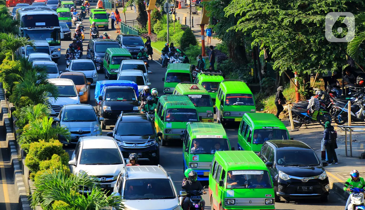 Sejumlah angkutan kota (angkot) berhenti di Jalan Raya Pajajaran tepatnya di depan Botani Square, Bogor, Jawa Barat, Senin (2/3/2020). Pemerintah Kota Bogor akan mengurangi unit angkot dari 1.270 unit menjadi 635 unit angkot di bogor.  (merdeka.com/magang/Muhammad Fayyadh)