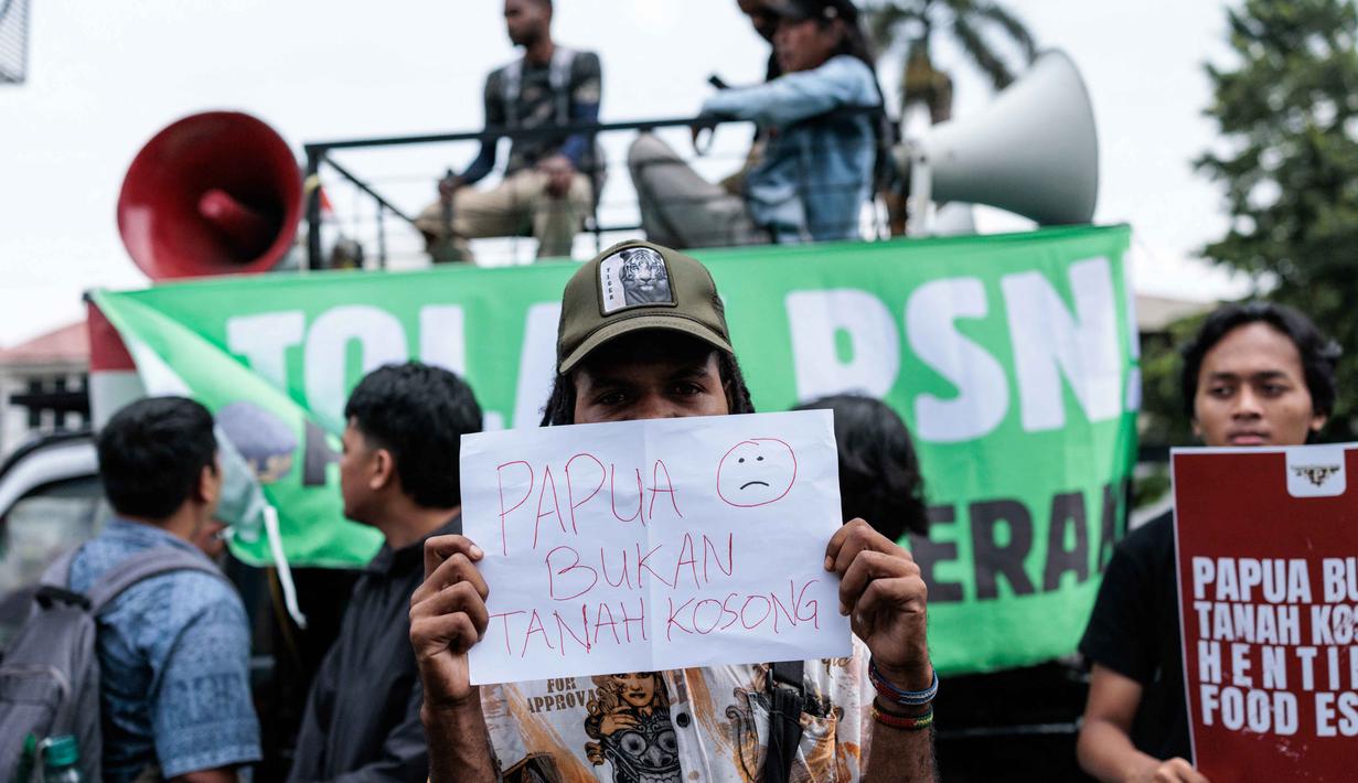 Dalam aksinya, mereka menolak melepaskan 451.000 hektare kawasan hutan yang rencananya akan dijadikan tempat swasembada pangan di daerah Wanam, Kabupaten Merauke, Papua Selatan. (Yasuyoshi CHIBA/AFP)