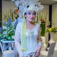 Titi Kamal tampil totalitas memerankan sebuah adegan pernikahan dengan mengenakan kebaya [@titi_kamall]