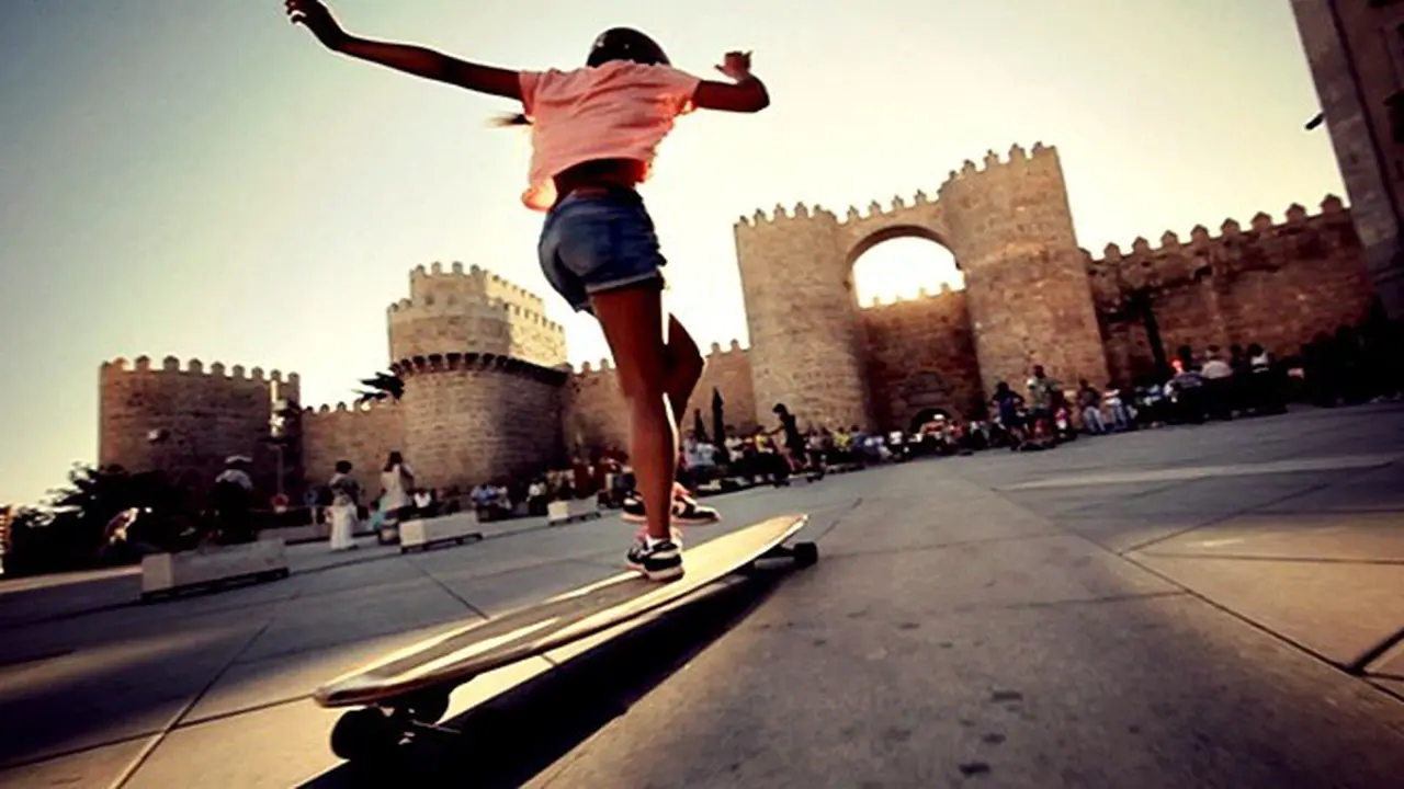 Mirip Skateboard, Longboard Bikin Pemainnya Seakan Membelah Angin