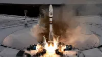 Roket Soyuz-2.1b yang membawa satelit cuaca Meteor-M 2-1 diluncurkan dari Cosmodrome Vostochny, di wilayah Amur, Rusia, dekat perbatasan China (28/11). Satelit tersebut akan digunakan untuk memantau keadaan cuaca. (AFP Photo/Kirill Kudryavtsev)