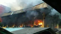 Api tampak membakar salah satu kios (twitter.com/@ardi_an_syah)