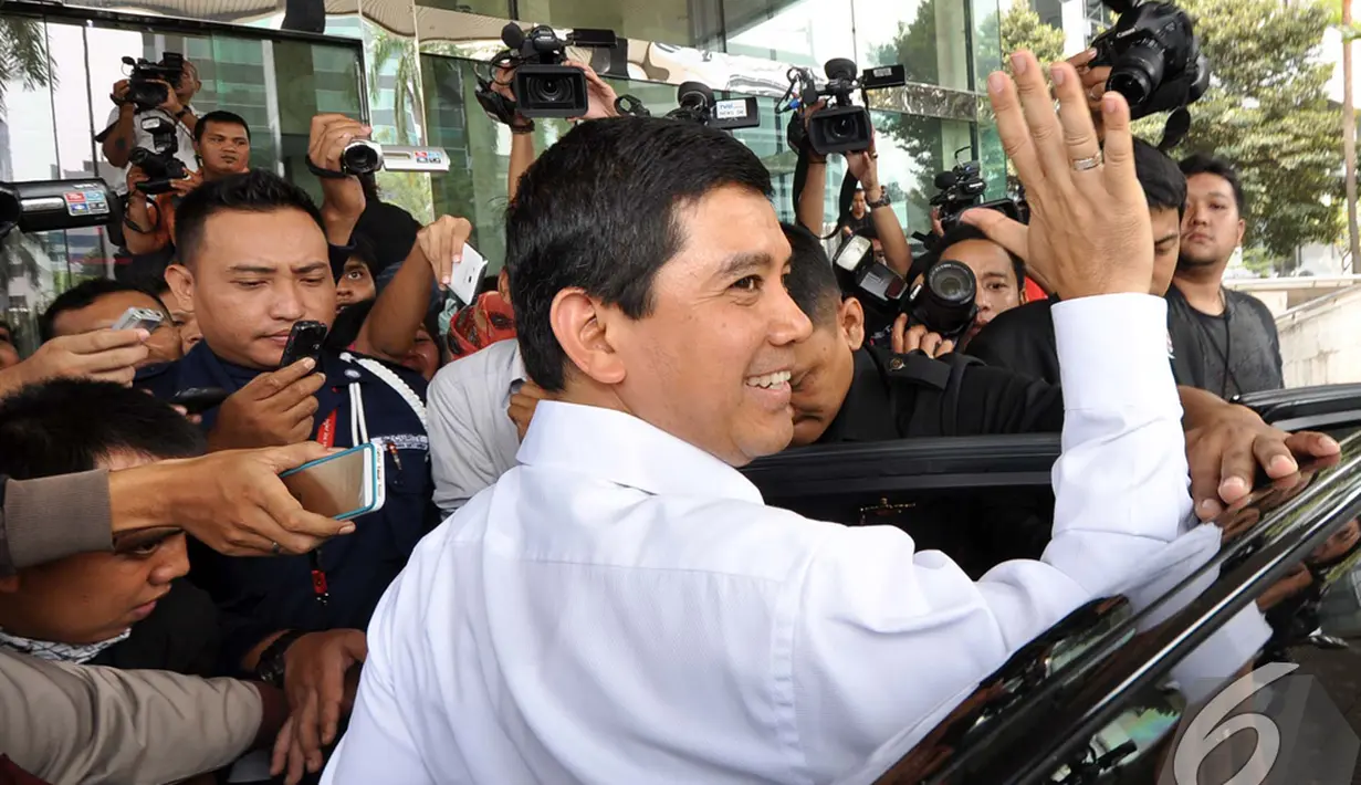 Menteri PAN-RB Yuddy Chrisnandi melambaikan tangan kepada awak media usai menyerahkan laporan harta kekayaan kepada KPK, Jakarta,  Rabu (5/11/2014) (Liputan6.com/Miftahul Hayat)