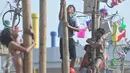 Warga mengikuti lomba Panjat Pinang Kolosal dalam rangka merayakan HUT RI ke-70 di Pantai Karnaval, Ancol, Jakarta, Senin (17/8). Sebanyak 124 batang pinang disediakan dengan berbagai ragam hadiah. (Liputan6.com/Herman Zakharia)