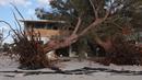 Badai tersebut menerjang daratan pada Rabu malam di dekat Siesta Key, Florida, menghancurkan rumah, jalan, kabel listrik, pohon, dan bangunan. (Joe Raedle/Getty Images North America/Getty Images via AFP)