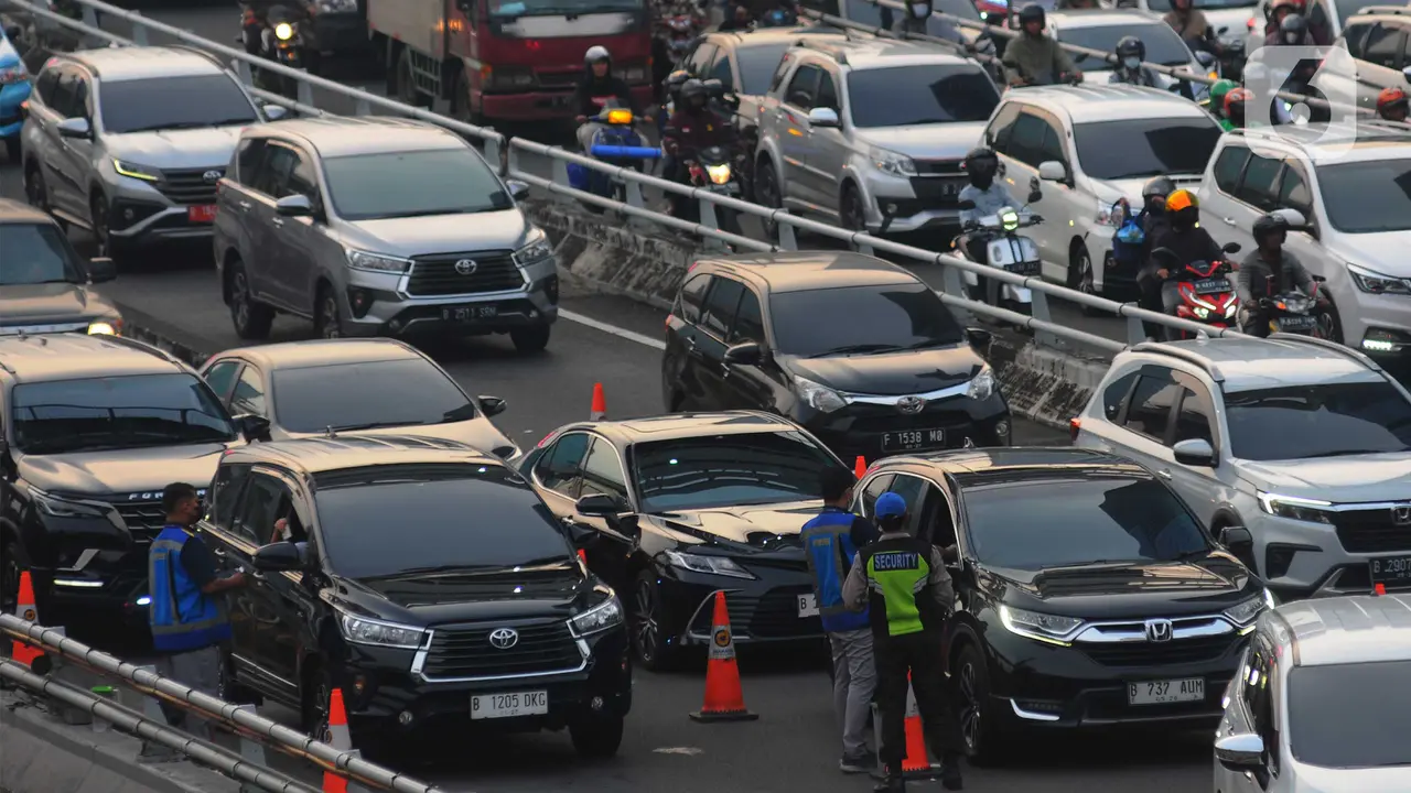 Urai Kemacetan di Gerbang Tol, Pengelola Terapkan Transaksi Manual di Jam Khusus