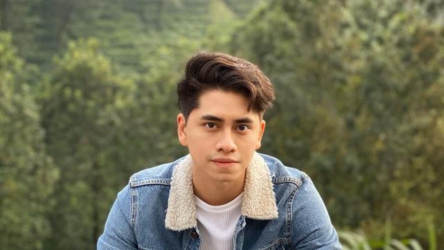 FOTO: Gaya Kasual Athalla Naufal saat Liburan, Simpel dan Menawan