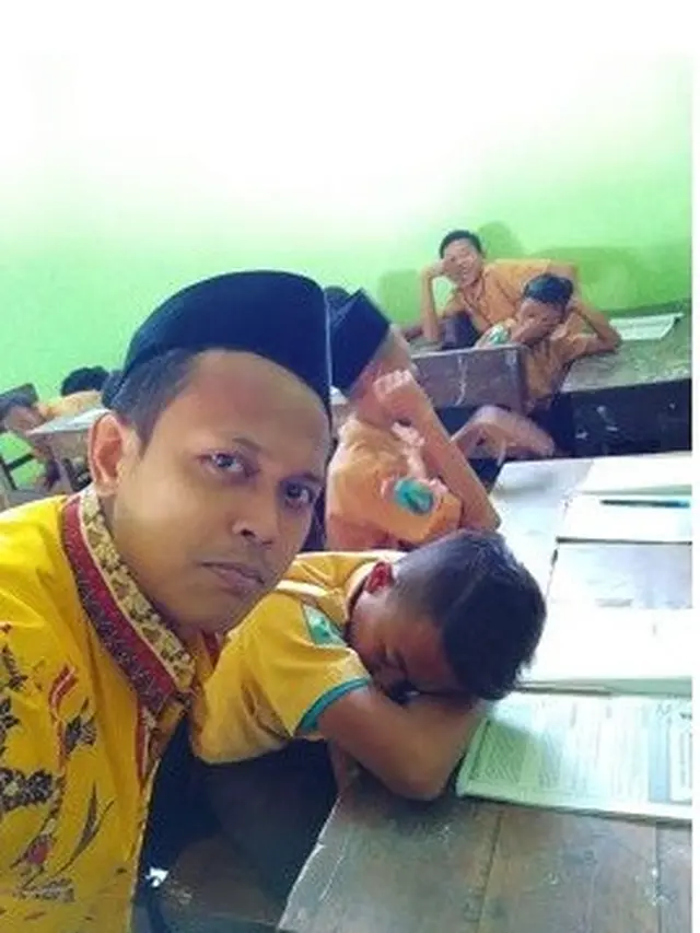6 Potret Selfei Guru Saat Pergoki Muridnya Tidur di Kelas Ini Bikin Tepuk Jidat