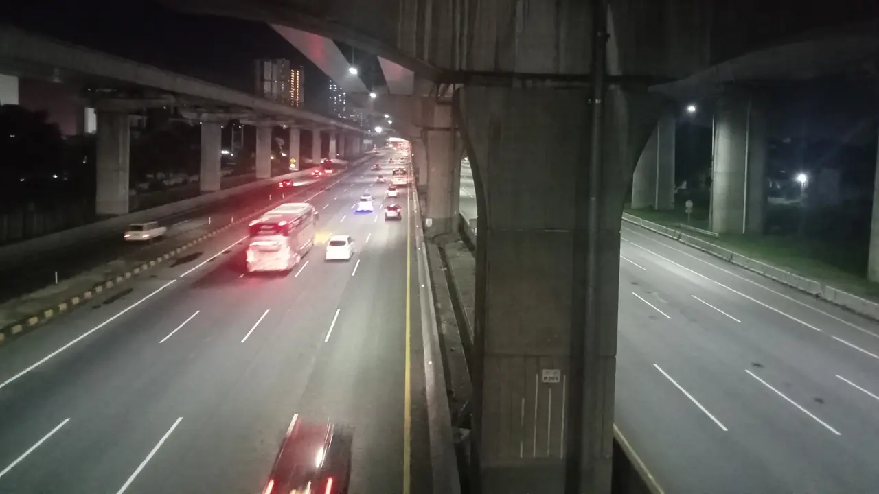 Kondisi lalu lintas di Jalan Tol Jakarta-Cikampek KM 14 Bekasi Timur, ramai lancar di hari pertama Idul Fitri 1446 H.