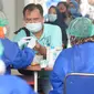 Petugas kesehatan mengambil sampel darah anggota KPPS saat rapid test Covid-19 di kantor Kelurahan Pondok Benda, Tangerang Selatan, Jumat (27/11/2020). Rapid test dilakukan guna mengantisipasi penyebaran Covid-19 saat pemungutan suara Pilkada Kota Tangerang Selatan 2020. (merdeka.com/Dwi Narwoko)