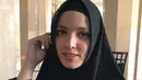 Perempuan kelahiran 16 April 1990 ini memang memiliki paras yang cantik. Paras cantiknya kian menawan saja saat ia mengenakan hijab. Hijab hitam yang dikenakannya semakin membuat penampilan Nia Ramadhani kian tuai pujian dari publik. (Liputan6.com/IG/@ramadhaniabakrie)