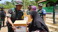 Pasukan Yonif 502/Ujwala Yudha operasi teritorial serbuan dari langit dengan membersihkan masjid dan berbagi bahan pokok ke masyarakat Madiun. Foto: liputan6.com/edhie prayitno ige&nbsp;