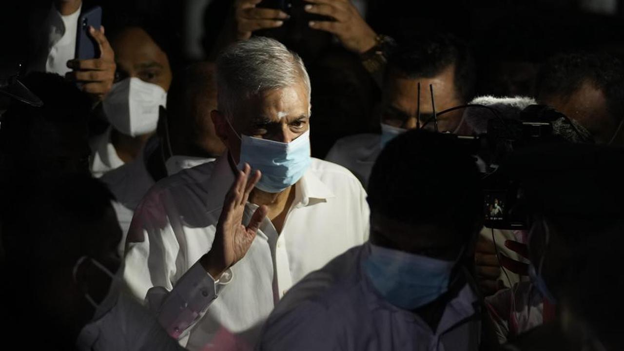 Perdana Menteri baru Sri Lanka Ranil Wickremesinghe melambaikan tangan saat meninggalkan kuil setelah menghadiri perayaan keagamaan di Kolombo, Sri Lanka, Kamis, 12 Mei 2022. (AP Photo/Eranga Jayawardena)