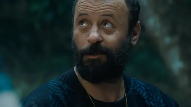Ali Suliman sebagai Chik dalam film Arthur The King. (Foto: Dok. Lionsgate)