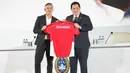 Pengangkatan Herdman sebelumnya telah lebih dulu diumumkan melalui media sosial federasi pada 3 Januari 2026 silam. Tampak dalam foto, Pelatih kepala baru tim nasional sepak bola Indonesia, John Herdman (kiri), dan Ketua Persatuan Sepak Bola Seluruh Indonesia (PSSI), Erick Thohir memegang jersey saat konferensi pers di Jakarta, Selasa 13 Januari 2026. (AP Photo/Achmad Ibrahim)