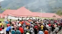 Ribuan massa pendukung pasangan nomor urut 3, Jon Tabo - Barnabas Weya, berjalan kaki mendatangi Kantor KPUD Kabupaten Tolikara, Papua. Mere