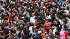 Ribuan suporter antre panjang saat penukaran tiket Timnas Indonesia melawan Argentina di Wisma Serbaguna Senayan, Jakarta, Sabtu (17/6/2023). (Bola.com/M Iqbal Ichsan)