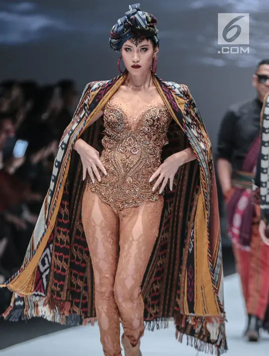 Model cantik Patricia Gouw mengenakan busana rancangan Anne Avantie yang bertajuk Badai Pasti Berlalu pada perhelatan Jakarta Fashion Week 2019 di Senayan City, Jakarta, Selasa (23/10). (Liputan6.com/Faizal Fanani)