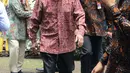 Wakil presiden Indonesia keenam, Try Sutrisno melayat ke kediaman Probosutedjo di Jakarta, Senin (26/3). Probosutedjo meninggal di RSCM pukul 07.05 WIB pagi tadi. (Liputan6.com/Arya Manggala)