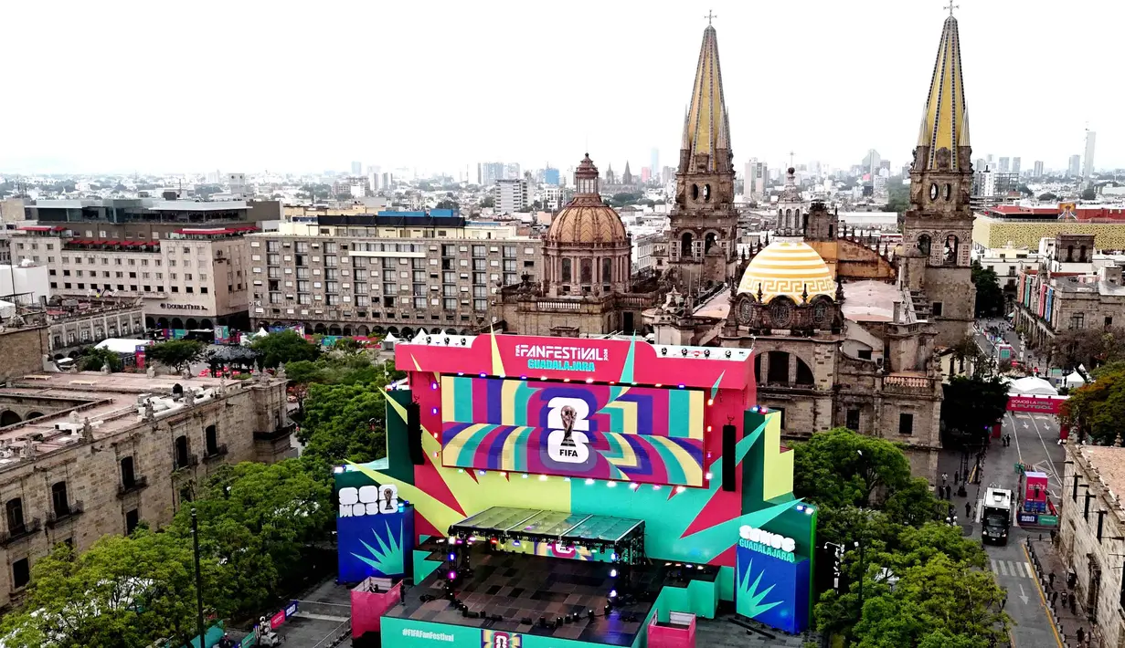 Pemandangan udara ini menunjukkan instalasi FIFA Fan Fest Guadalajara di Plaza de la Liberacion di Guadalajara, Meksiko, Selasa 9 Juni 2026, menjelang pembukaan turnamen sepak bola Piala Dunia 2026. (Ulises RUIZ/AFP)