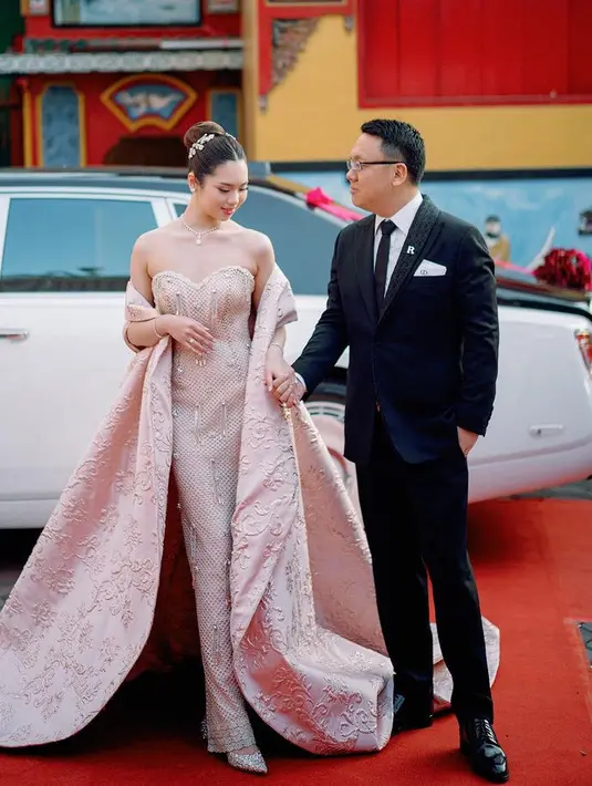 Sementara itu saat acara matrimony, Gwen mengenakan pink mermaid dress dan robe yang dihiasi beadings dan kristal. Ryan tampil dengan setelan jas hitamnya. [@nancywarrencouture]