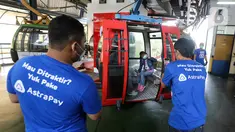 Wisatawan menikmati libur dengan berkeliling menggunakan Gondola di sela-sela acara Kick Off Kerja Sama AstraPay dengan Gondola di Taman Impian Jaya Ancol, Jakarta, Sabtu (21/05/2022). Sejak diluncurkan pada September 2021, AstraPay memiliki lebih dari 4,8 juta registered user dan telah diterima di lebih dari 15 juta merchant QRIS di seluruh Indonesia. (Liputan6.com/Fery Pradolo)